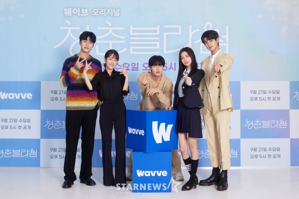 배우 서지훈, 소주연, 윤현수, 강혜원, 김민규가 20일 오전 온라인으로 진행된 웨이브 오리지널 드라마 '청춘블라썸' 제작발표회에 참석해 포즈를 취하고 있다. 동명의 인기 웹툰을 원작으로 하는 '청춘블라썸'은 저마다의 비밀을 간직한 열여덟들의 달콤 쌉싸름한 투톤 로맨스다. 오는 21일 오후 5시 공개. / 사진제공 = 웨이브 /사진=김창현 기자 chmt@