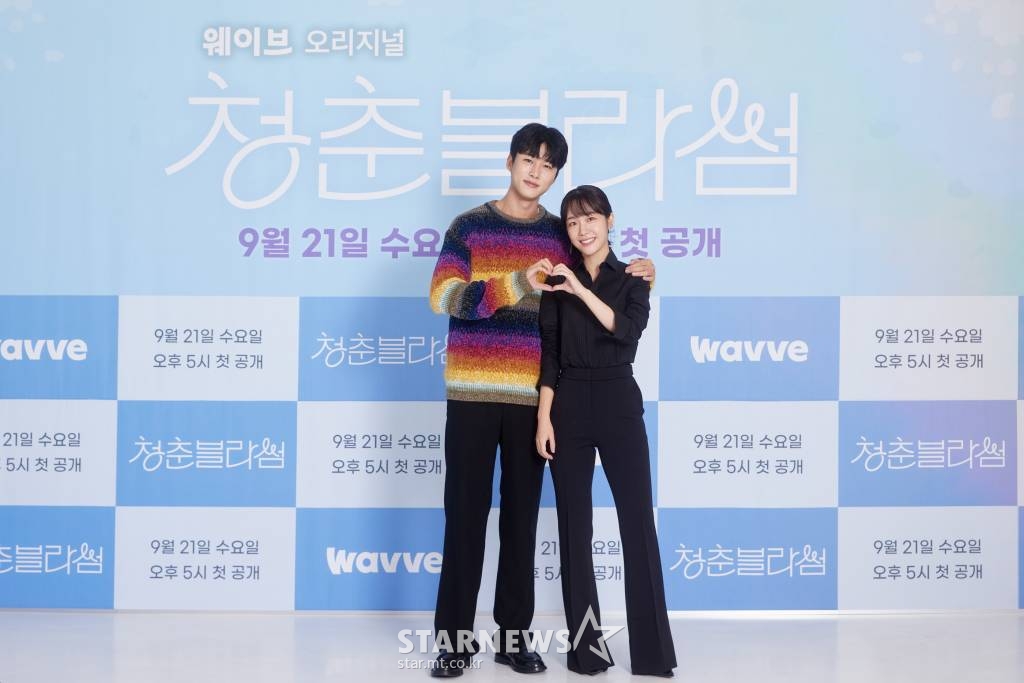 배우 서지훈, 소주연이 20일 오전 온라인으로 진행된 웨이브 오리지널 드라마 '청춘블라썸' 제작발표회에 참석해 포즈를 취하고 있다. 동명의 인기 웹툰을 원작으로 하는 '청춘블라썸'은 저마다의 비밀을 간직한 열여덟들의 달콤 쌉싸름한 투톤 로맨스다. 오는 21일 오후 5시 공개. / 사진제공 = 웨이브 /사진=김창현 기자 chmt@