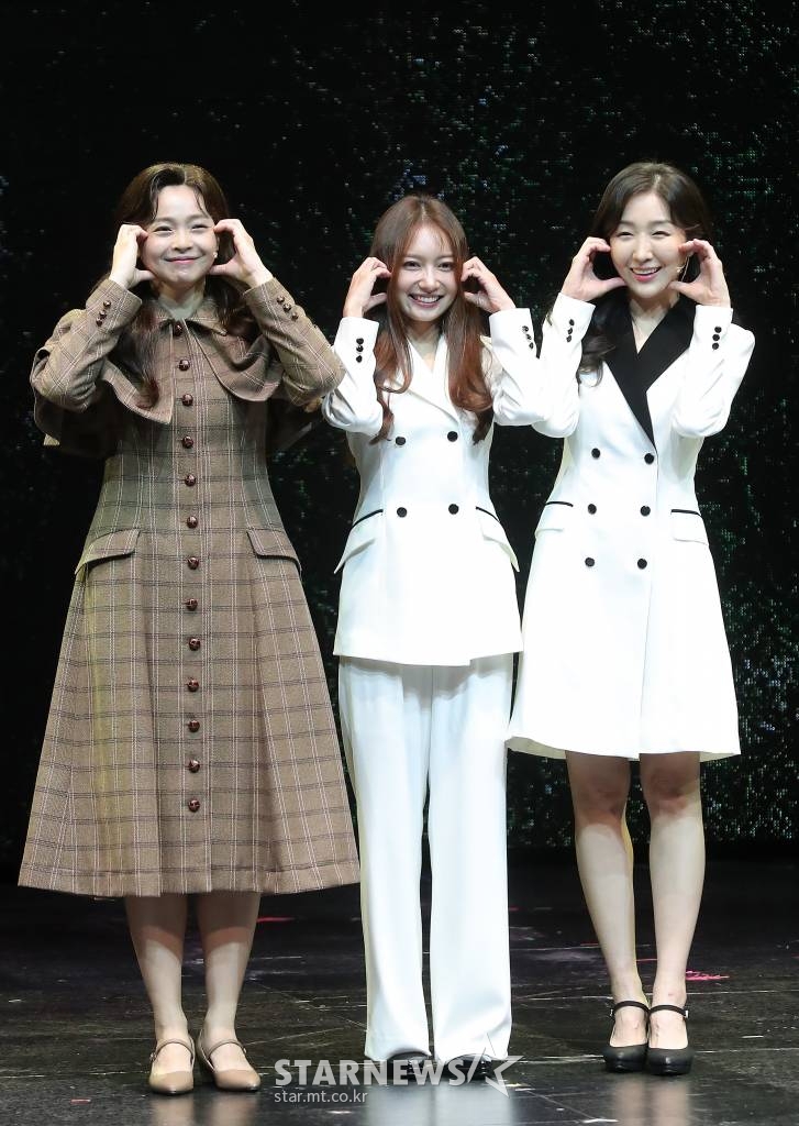 뮤지컬 배우 나하나, 임해영, 김려원이 20일 오후 서울 강남구 삼성동 코엑스 아티움에서 열린 뮤지컬 '사랑의 불시착' 프레스콜에 참석해 포즈를 취하고 있다. 민우혁, 이규형, 이장우, 임혜영, 김려원, 나하나 테이, 이이경 등이 출연하는 '사랑의 불시착'은 어느 날 돌풍과 함께 패러글라이딩 사고로 북한에 불시착한 재벌 상속녀 윤세리와 그녀를 숨기고 지키다 사랑하게 되는 북한 장교 리정혁의 특급 러브스토리를 그린 동명의 tvN 드라마 드라마를 원작으로 한 작품으로 오는 11월 13일까지 코엑스 신한카드 아티움에서 공연된다. 2022.09.20 /사진=김창현 기자 chmt@