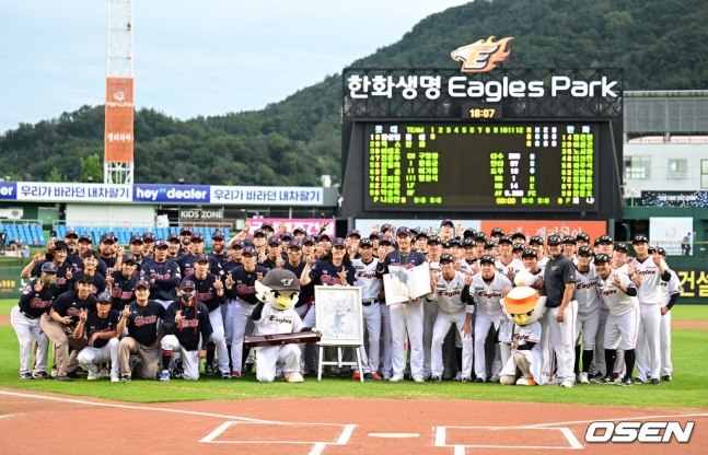 경기 시작에 앞서 롯데 이대호의 은퇴투어 기념행사에서 양팀 선수들이 기념촬영을 하고 있다.