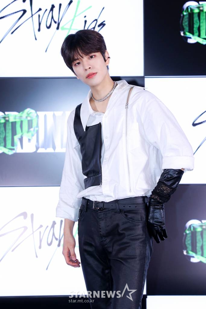 그룹 스트레이 키즈(Stray Kids) 승민이 18일 오전 온라인 생중계로 진행된 미니 앨범 '오디너리'(ODDINARY) 발매기념 기자간담회에 앞서 포즈를 취하고 있다. 신보에는 타이틀곡 '매니악'을 비롯해 '거미줄', '차머'(Charmer), '땡', '론리 스트리트'(Lonely St), '피어난다', '머디 워터'(Muddy Water) 등 총 7곡이 수록됐다. /사진제공-JYP엔터테인먼트 2022.03.18 /사진=이동훈 기자 photoguy@