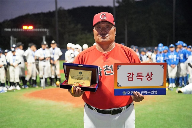 감독상을 받은 최정기 과천시유소년야구단 감독. /사진=대한유소년야구연맹