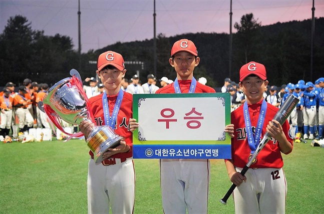 우승을 차지한 과천시유소년야구단 선수들. /사진=대한유소년야구연맹