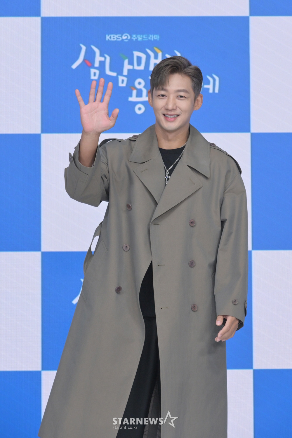 배우 이태성이 21일 오후 온라인으로 진행된 KBS 주말드라마 '삼남매가 용감하게' 제작발표회에 참석해 포즈를 취하고 있다. '삼남매가 용감하게'는 가족을 위해 양보하고 성숙해야 했던 K-장녀와 톱스타로 가족을 부양해야 했던 K-장남이 만나 행복을 찾아 나선다는 한국형 가족의 '사랑과 전쟁' 이야기다. 오는 24일 첫 방송. / 사진제공 = KBS /사진=김창현 기자 chmt@