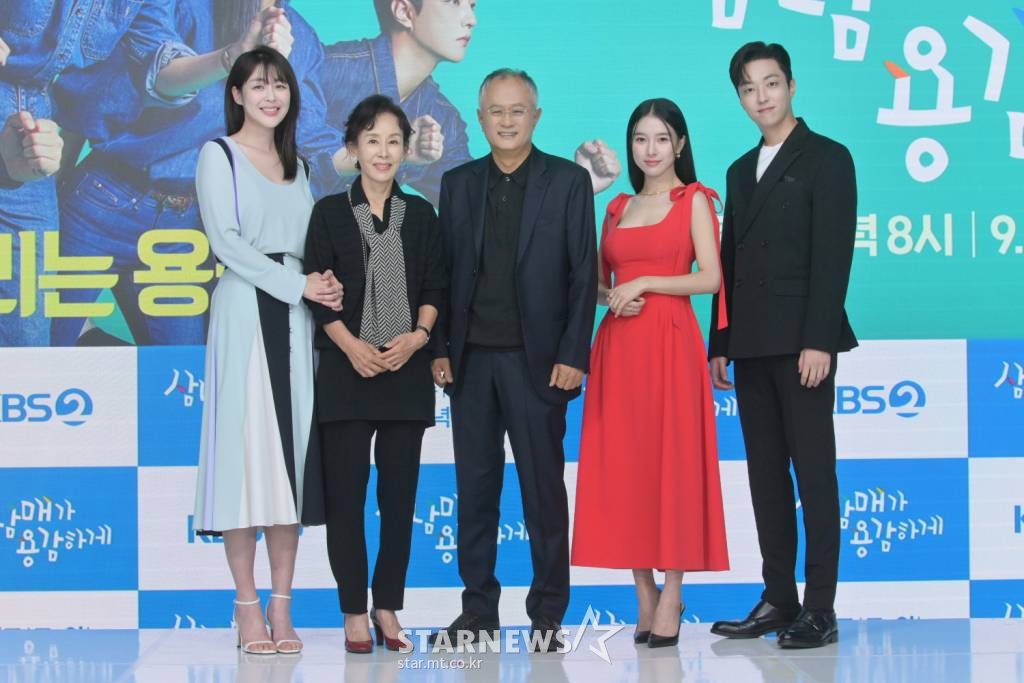 배우 이하나, 이경진, 송승환, 김소은, 이유진이 21일 오후 온라인으로 진행된 KBS 주말드라마 '삼남매가 용감하게' 제작발표회에 참석해 포즈를 취하고 있다. '삼남매가 용감하게'는 가족을 위해 양보하고 성숙해야 했던 K-장녀와 톱스타로 가족을 부양해야 했던 K-장남이 만나 행복을 찾아 나선다는 한국형 가족의 '사랑과 전쟁' 이야기다. 오는 24일 첫 방송. / 사진제공 = KBS /사진=김창현 기자 chmt@