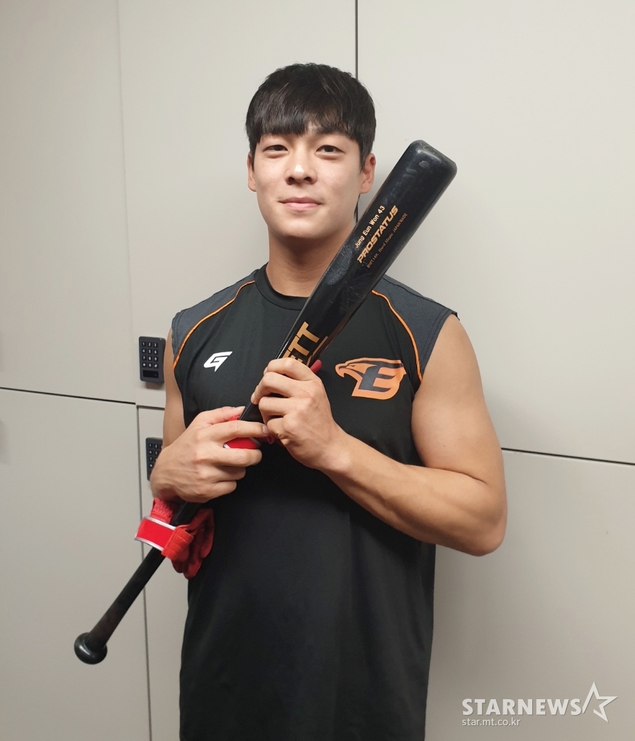 한화 유상빈이 자신의 배트를 들고 포즈를 취하고 있다./사진=심혜진 기자