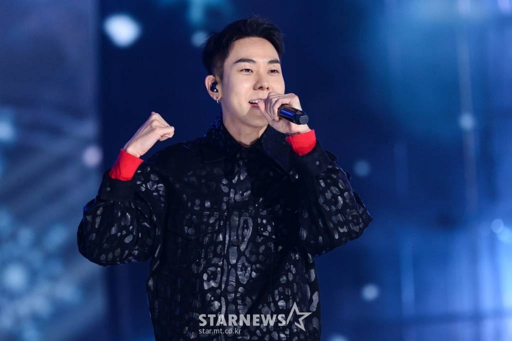 가수 로꼬가 25일 오후 진행된 2021 SBS 가요대전에서 멋진 무대를 펼치고 있다. /사진제공=SBS 2021.12.25 /사진=이동훈 기자 photoguy@