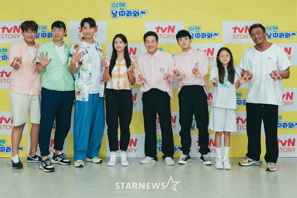 이종혁, 이준수, 이동국, 이재시, 윤민수, 윤후, 추사랑, 추성운이 23일 오전 온라인 생중계로 진행된 tvN STORY 새 예능 '이젠 날 따라와' 제작발표회에 참석해 포즈를 취하고 있다. 1세대 랜선 조카들이 아빠들을 위해 여행을 계획하는 은혜 갚기 여행 리얼리티 프로그램 '이젠 날 따라와'는 오늘(23일) 첫 방송된다. /사진제공=CJENM 2022.09.23 /사진=이동훈 기자 photoguy@