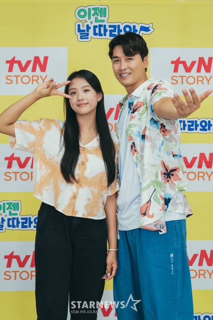 이동국, 이재시 부녀가 23일 오전 온라인 생중계로 진행된 tvN STORY 새 예능 '이젠 날 따라와' 제작발표회에 참석해 포즈를 취하고 있다. 1세대 랜선 조카들이 아빠들을 위해 여행을 계획하는 은혜 갚기 여행 리얼리티 프로그램 '이젠 날 따라와'는 오늘(23일) 첫 방송된다. /사진제공=CJENM 2022.09.23 /사진=이동훈 기자 photoguy@