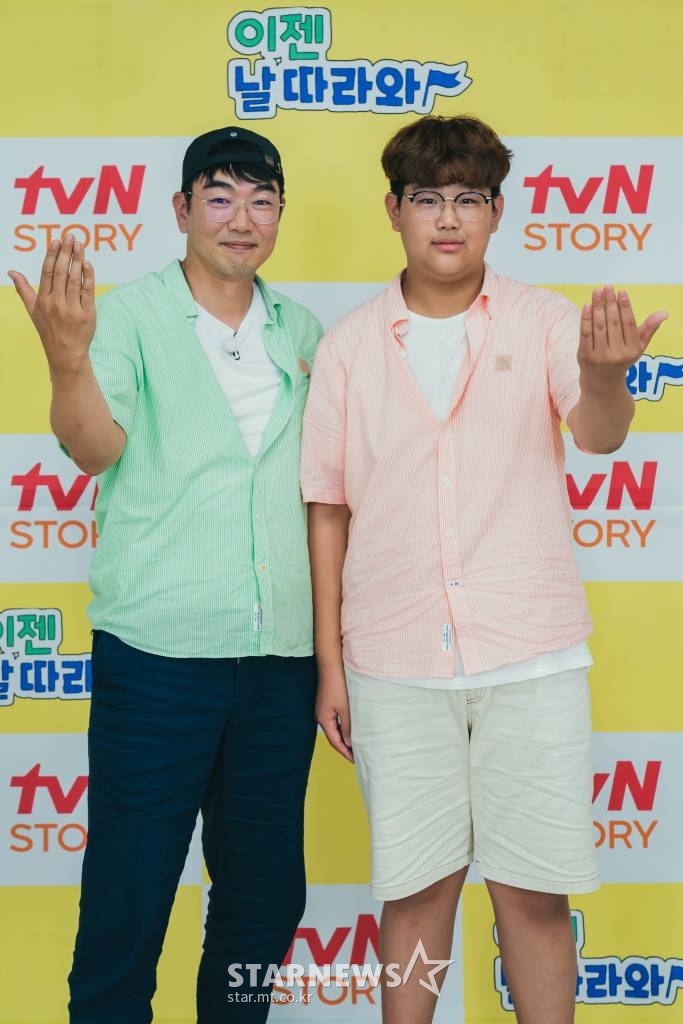 이종혁, 이준수 부자가 23일 오전 온라인 생중계로 진행된 tvN STORY 새 예능 '이젠 날 따라와' 제작발표회에 참석해 포즈를 취하고 있다. 1세대 랜선 조카들이 아빠들을 위해 여행을 계획하는 은혜 갚기 여행 리얼리티 프로그램 '이젠 날 따라와'는 오늘(23일) 첫 방송된다. /사진제공=CJENM 2022.09.23 /사진=이동훈 기자 photoguy@