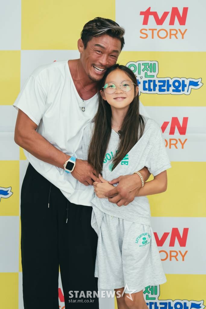 추성훈, 추사랑 부녀가 23일 오전 온라인 생중계로 진행된 tvN STORY 새 예능 '이젠 날 따라와' 제작발표회에 참석해 포즈를 취하고 있다. 1세대 랜선 조카들이 아빠들을 위해 여행을 계획하는 은혜 갚기 여행 리얼리티 프로그램 '이젠 날 따라와'는 오늘(23일) 첫 방송된다. /사진제공=CJENM 2022.09.23 /사진=이동훈 기자 photoguy@
