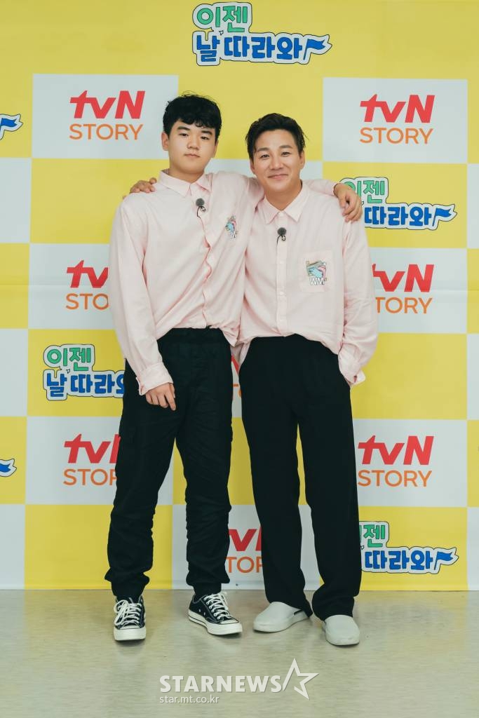 윤민수, 윤후 부자가 23일 오전 온라인 생중계로 진행된 tvN STORY 새 예능 '이젠 날 따라와' 제작발표회에 참석해 포즈를 취하고 있다. 1세대 랜선 조카들이 아빠들을 위해 여행을 계획하는 은혜 갚기 여행 리얼리티 프로그램 '이젠 날 따라와'는 오늘(23일) 첫 방송된다. /사진제공=CJENM 2022.09.23 /사진=이동훈 기자 photoguy@