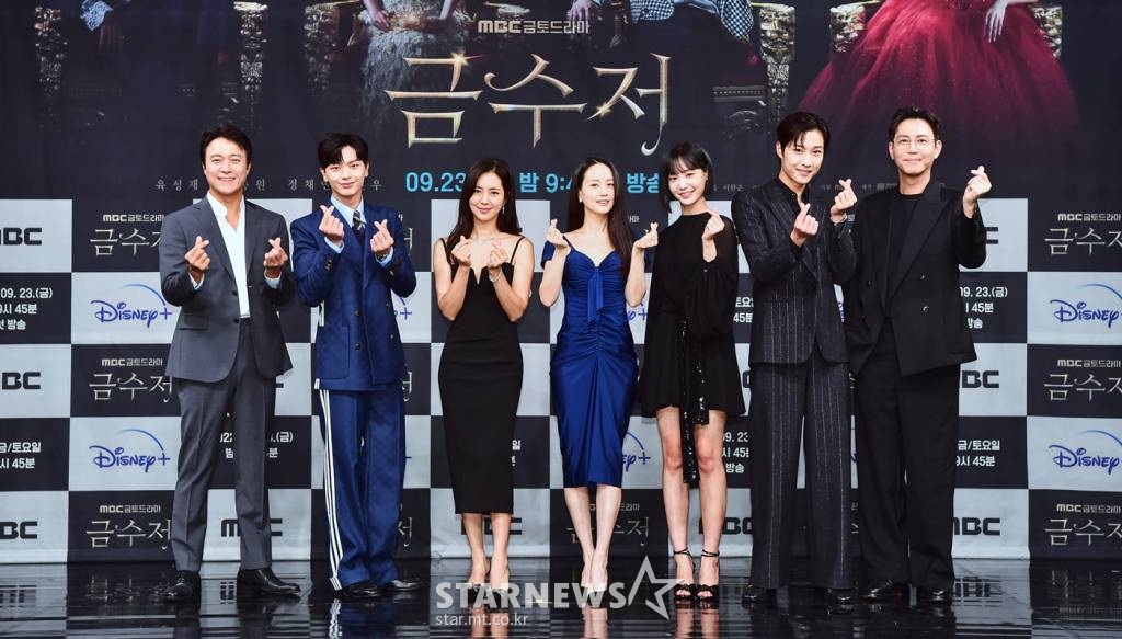 배우 최대철, 육성재, 한채아, 손여은, 연우, 이종원, 최원영이 23일 오후 온라인으로 진행된 MBC 금토드라마 '금수저' 제작발표회에 참석해 포즈를 취하고 있다. '금수저'는 가난한 집에서 태어난 아이가 우연히 얻게 된 금수저를 통해 부잣집에서 태어난 친구와 운명이 바뀐 뒤 후천적 금수저가 된 인생 어드벤처 스토리다. / 사진제공 = MBC /사진=김창현 기자 chmt@