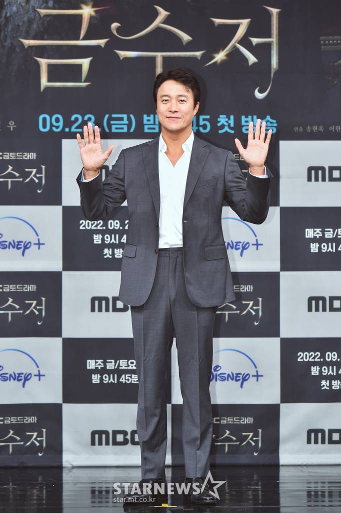 배우 최대철이 23일 오후 온라인으로 진행된 MBC 금토드라마 '금수저' 제작발표회에 참석해 포즈를 취하고 있다. '금수저'는 가난한 집에서 태어난 아이가 우연히 얻게 된 금수저를 통해 부잣집에서 태어난 친구와 운명이 바뀐 뒤 후천적 금수저가 된 인생 어드벤처 스토리다. / 사진제공 = MBC /사진=김창현 기자 chmt@