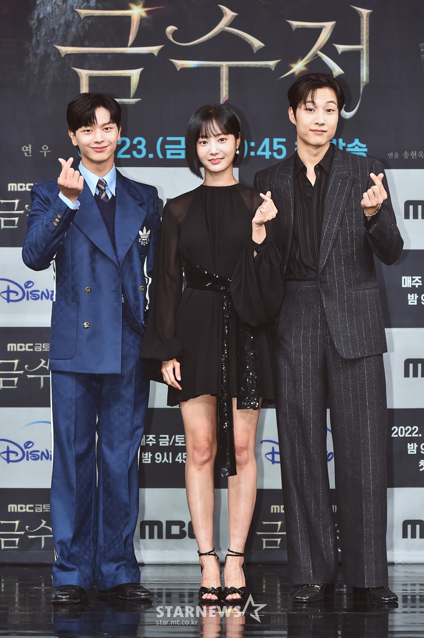 배우 육성재, 연우, 이종원이 23일 오후 온라인으로 진행된 MBC 금토드라마 '금수저' 제작발표회에 참석해 포즈를 취하고 있다. '금수저'는 가난한 집에서 태어난 아이가 우연히 얻게 된 금수저를 통해 부잣집에서 태어난 친구와 운명이 바뀐 뒤 후천적 금수저가 된 인생 어드벤처 스토리다. / 사진제공 = MBC /사진=김창현 기자 chmt@