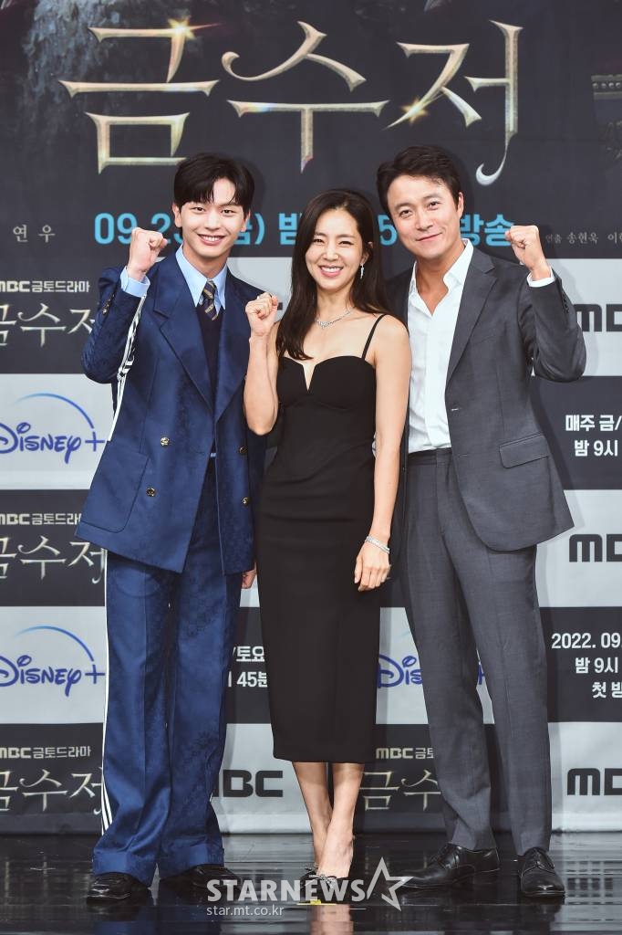 배우 육성재, 한채아, 최대철이 23일 오후 온라인으로 진행된 MBC 금토드라마 '금수저' 제작발표회에 참석해 포즈를 취하고 있다. '금수저'는 가난한 집에서 태어난 아이가 우연히 얻게 된 금수저를 통해 부잣집에서 태어난 친구와 운명이 바뀐 뒤 후천적 금수저가 된 인생 어드벤처 스토리다. / 사진제공 = MBC /사진=김창현 기자 chmt@