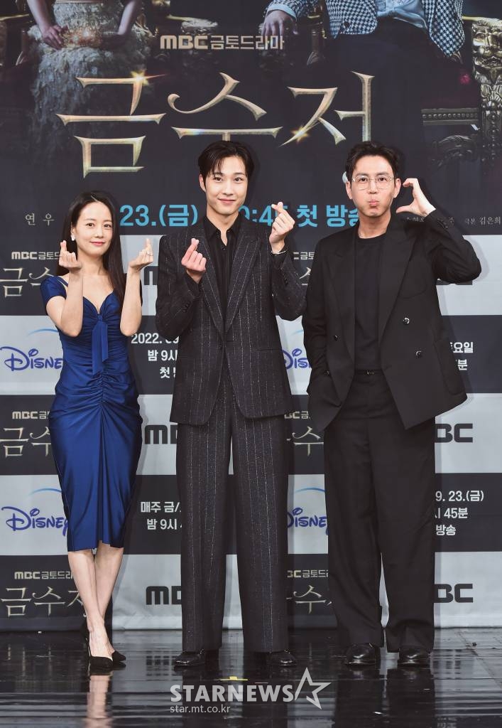 배우 손여은, 이종원, 최원영이 23일 오후 온라인으로 진행된 MBC 금토드라마 '금수저' 제작발표회에 참석해 포즈를 취하고 있다. '금수저'는 가난한 집에서 태어난 아이가 우연히 얻게 된 금수저를 통해 부잣집에서 태어난 친구와 운명이 바뀐 뒤 후천적 금수저가 된 인생 어드벤처 스토리다. / 사진제공 = MBC /사진=김창현 기자 chmt@