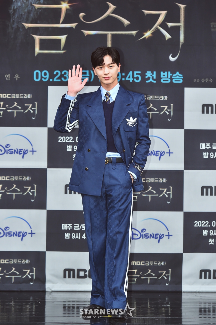 배우 육성재가 23일 오후 온라인으로 진행된 MBC 금토드라마 '금수저' 제작발표회에 참석해 포즈를 취하고 있다. '금수저'는 가난한 집에서 태어난 아이가 우연히 얻게 된 금수저를 통해 부잣집에서 태어난 친구와 운명이 바뀐 뒤 후천적 금수저가 된 인생 어드벤처 스토리다. / 사진제공 = MBC /사진=김창현 기자 chmt@