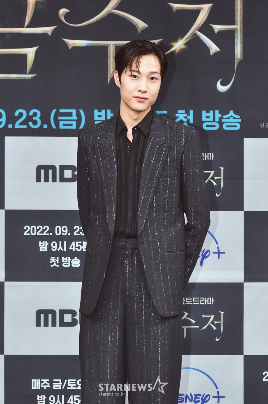배우 이종원이 23일 오후 온라인으로 진행된 MBC 금토드라마 '금수저' 제작발표회에 참석해 포즈를 취하고 있다. '금수저'는 가난한 집에서 태어난 아이가 우연히 얻게 된 금수저를 통해 부잣집에서 태어난 친구와 운명이 바뀐 뒤 후천적 금수저가 된 인생 어드벤처 스토리다. / 사진제공 = MBC /사진=김창현 기자 chmt@