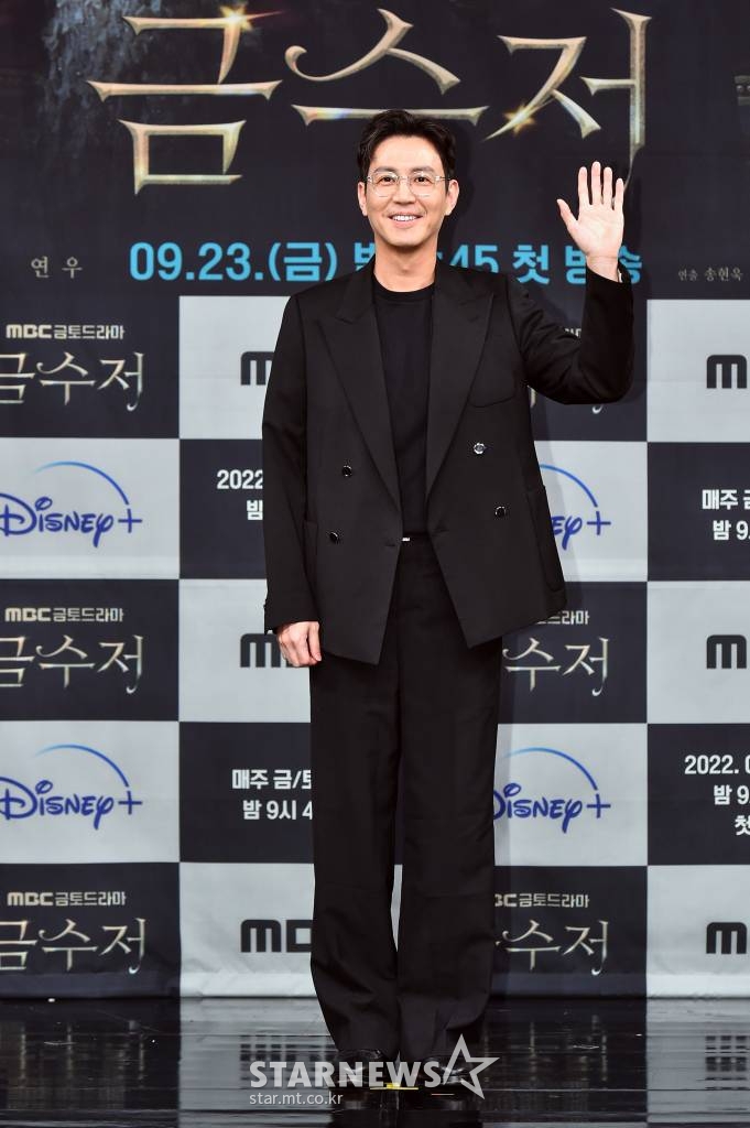 배우 최원영이 23일 오후 온라인으로 진행된 MBC 금토드라마 '금수저' 제작발표회에 참석해 포즈를 취하고 있다. '금수저'는 가난한 집에서 태어난 아이가 우연히 얻게 된 금수저를 통해 부잣집에서 태어난 친구와 운명이 바뀐 뒤 후천적 금수저가 된 인생 어드벤처 스토리다. / 사진제공 = MBC /사진=김창현 기자 chmt@