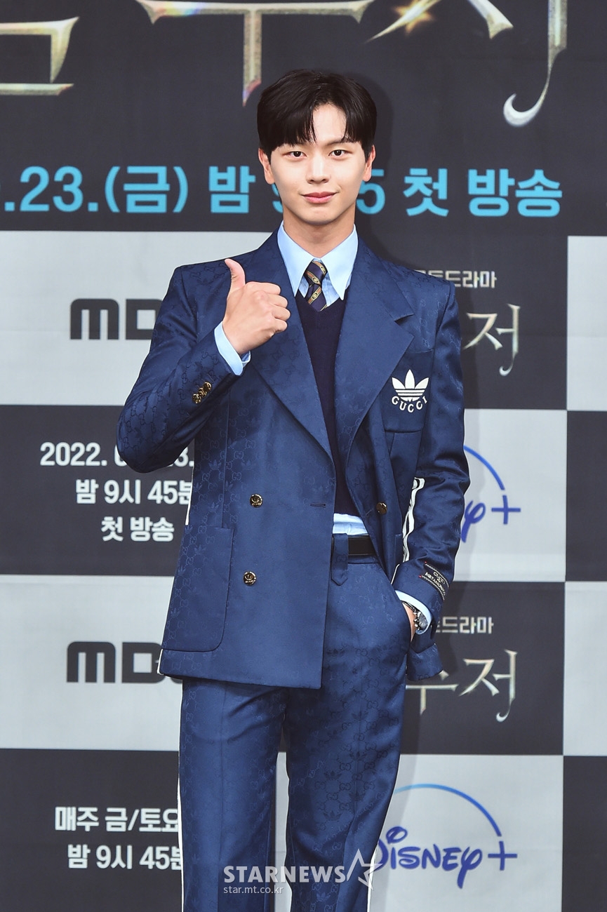 배우 육성재가 23일 오후 온라인으로 진행된 MBC 금토드라마 '금수저' 제작발표회에 참석해 포즈를 취하고 있다. '금수저'는 가난한 집에서 태어난 아이가 우연히 얻게 된 금수저를 통해 부잣집에서 태어난 친구와 운명이 바뀐 뒤 후천적 금수저가 된 인생 어드벤처 스토리다. / 사진제공 = MBC /사진=김창현 기자 chmt@