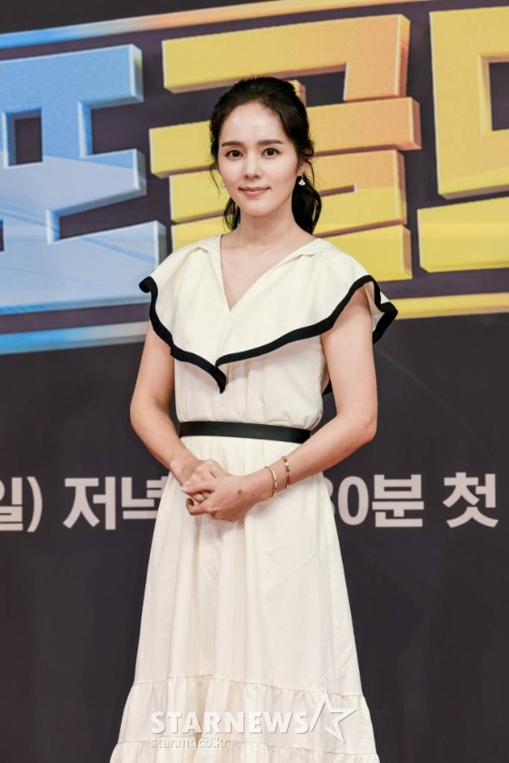 배우 한가인이 23일 온라인 생중계로 진행된 SBS 예능 '싱포골드' 제작발표회에 참석해 포즈를 취하고 있다. 세계적인 프로듀서 JYP 박진영과 각 분야 최고의 전문가들이 조력자가 되어 흥 많고 개성 넘치는 '퍼포먼스 합창단'을 발굴하는 국내 최초 퍼포먼스 K-합창 배틀 '싱포골드'는 오는 25일 첫 방송된다. /사진제공=SBS 2022.09.23 /사진=이동훈 기자 photoguy@