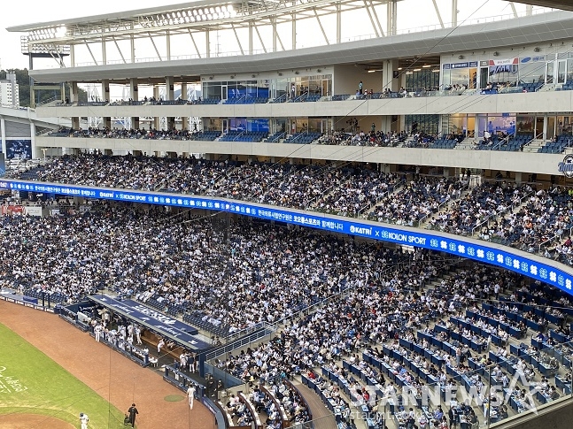 24일 NC-KIA전이 열린 창원NC파크의 1루 쪽 관중석 모습. /사진=양정웅 기자