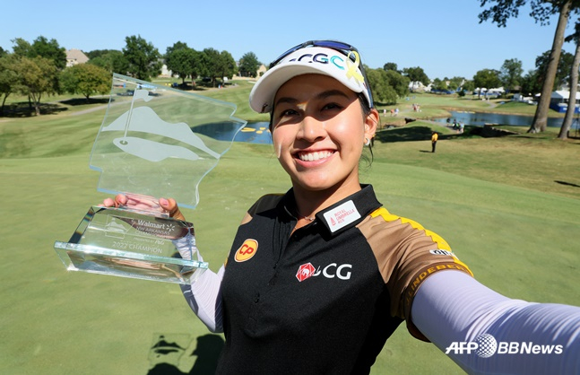 LPGA 월마트 NW 아칸소 챔피언십에서 우승을 차지한 아타야 티티꾼. /AFPBBNews=뉴스1