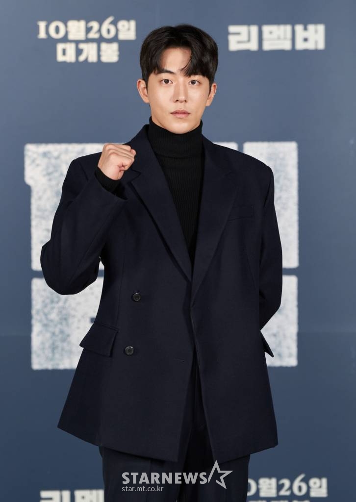배우 남주혁이 26일 온라인 생중계로 진행된 영화 '리멤버'(감독 이일형) 제작발표회에 참석해 포즈를 취하고 있다. 가족을 모두 죽게 만든 친일파를 찾아 60년간 계획한 복수를 감행하는 알츠하이머 환자 필주와 의도치 않게 그의 복수에 휘말리게 된 20대 절친 인규의 이야기를 그린 영화 '리멤버'는 10월 26일 개봉 예정이다. /사진제공=에이스메이커무비웍스 2022.09.26 /사진=이동훈 기자 photoguy@