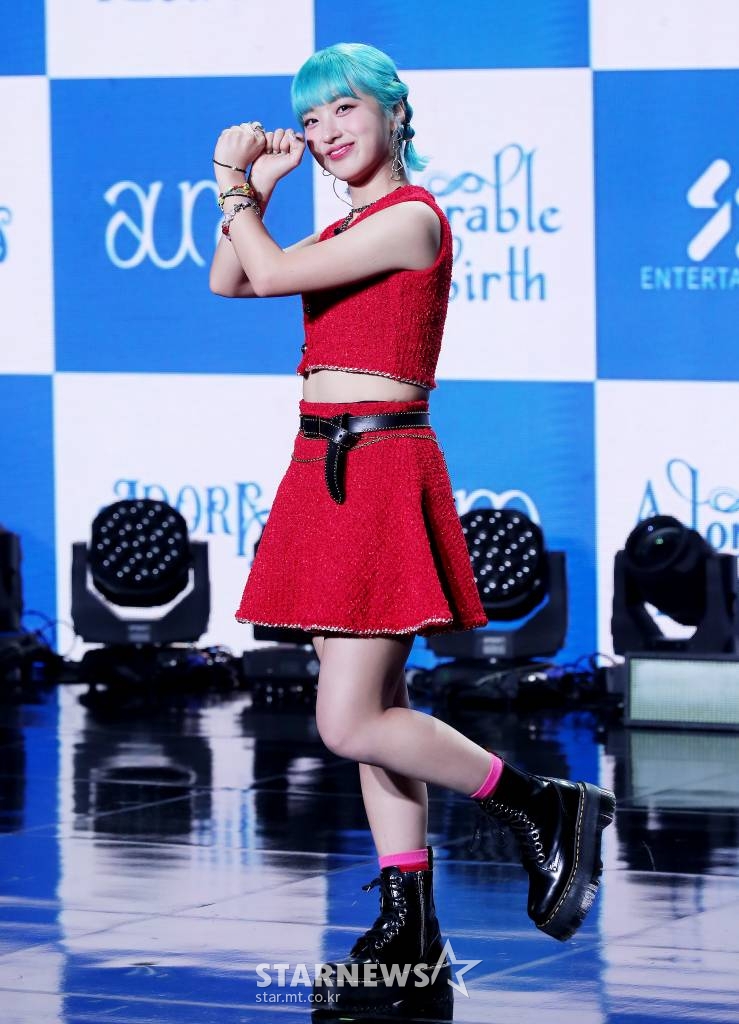 가수 아도라(ADORA)가 26일 오후 서울 강남구 청담동 일지아트홀에서 진행된 첫 미니 앨범 'Adorable REbirth'(어도러블 리버스) 발매 기념 쇼케이스에 참석해 포즈를 취하고 있다.  이번 앨범은 인생의 가장 아름다운 장면들을 아도라만의 감성으로 동화적인 감성으로 그려낸 앨범으로 타이틀곡 ‘Magical Symphony’를 비롯해 5개 트랙이 담겼다. 2022.09.26 /사진=김창현 기자 chmt@