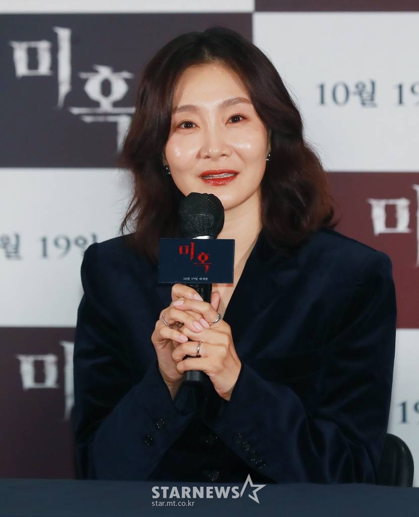 배우 박효주가 26일 오후 서울 코엑스 메가박스에서 진행된 영화 '미혹'(감독 김진영) 언론시사회에 참석해 질문에 답하고 있다. 아이를 잃은 슬픔에 빠진 가족이 새로운 아이를 입양하게 되면서 기이한 일들이 벌어지게 되는 미스터리 공포 영화 '미혹'은 오는 10월 개봉예정이다. /2022.09.26 /사진=이동훈 기자 photoguy@