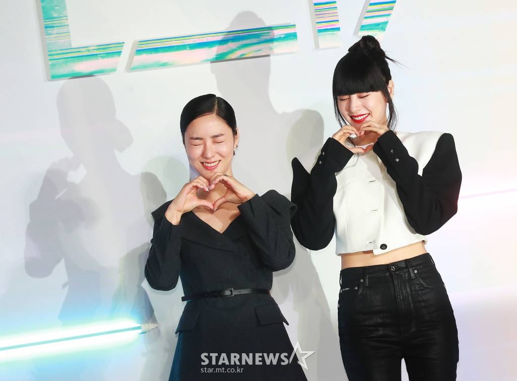 배우 전여빈, 나나가 27일 오전 서울 용산아이파크몰에서 진행된 넷플릭스 오리지널 시리즈 '글리치' 제작발표회에 참석해 포즈를 취하고 있다.  외계인이 보이는 지효와 외계인을 추적해온 보라가 흔적 없이 사라진 지효 남자친구의 행방을 쫓으며 '미확인' 미스터리의 실체에 다가서게 되는 4차원 그 이상의 추적극 '글리치'는 10월 7일 공개된다. /2022.09.27 /사진=이동훈 기자 photoguy@