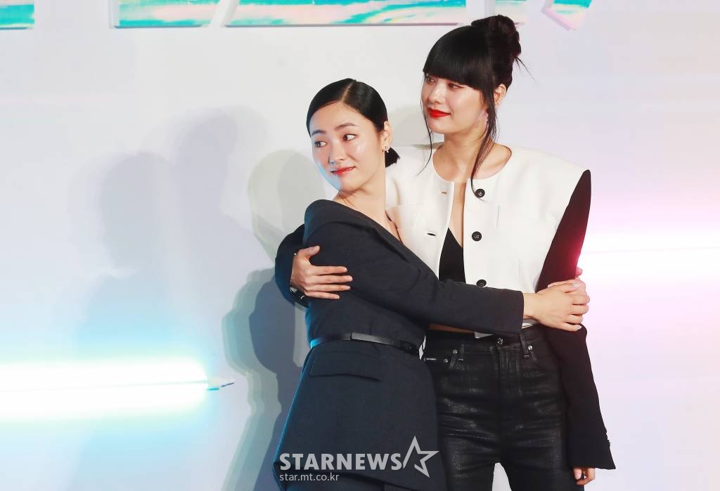 배우 전여빈, 나나가 27일 오전 서울 용산아이파크몰에서 진행된 넷플릭스 오리지널 시리즈 '글리치' 제작발표회에 참석해 포즈를 취하고 있다.  외계인이 보이는 지효와 외계인을 추적해온 보라가 흔적 없이 사라진 지효 남자친구의 행방을 쫓으며 '미확인' 미스터리의 실체에 다가서게 되는 4차원 그 이상의 추적극 '글리치'는 10월 7일 공개된다. /2022.09.27 /사진=이동훈 기자 photoguy@