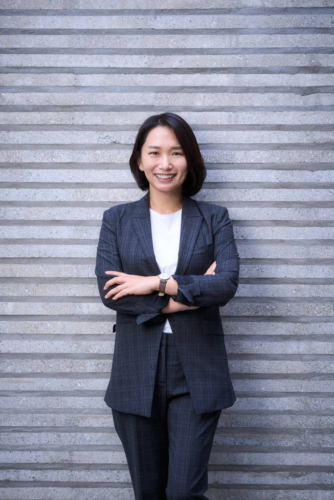 영화 '정직한 후보2'의 장유정 감독이 27일 진행된 인터뷰를 위해 포즈를 취하고 있다. 화려한 복귀의 기회를 잡은 전 국회의원 '주상숙'(라미란 분)과 그의 비서 '박희철'(김무열 분)이 '진실의 주둥이'를 쌍으로 얻게 되며 더 큰 혼돈의 카오스로 빠져드는 코미디 영화 '정직한 후보2'는 오는 28일 개봉된다. /사진제공=NEW 2022.09.27 /사진=이동훈 기자 photoguy@