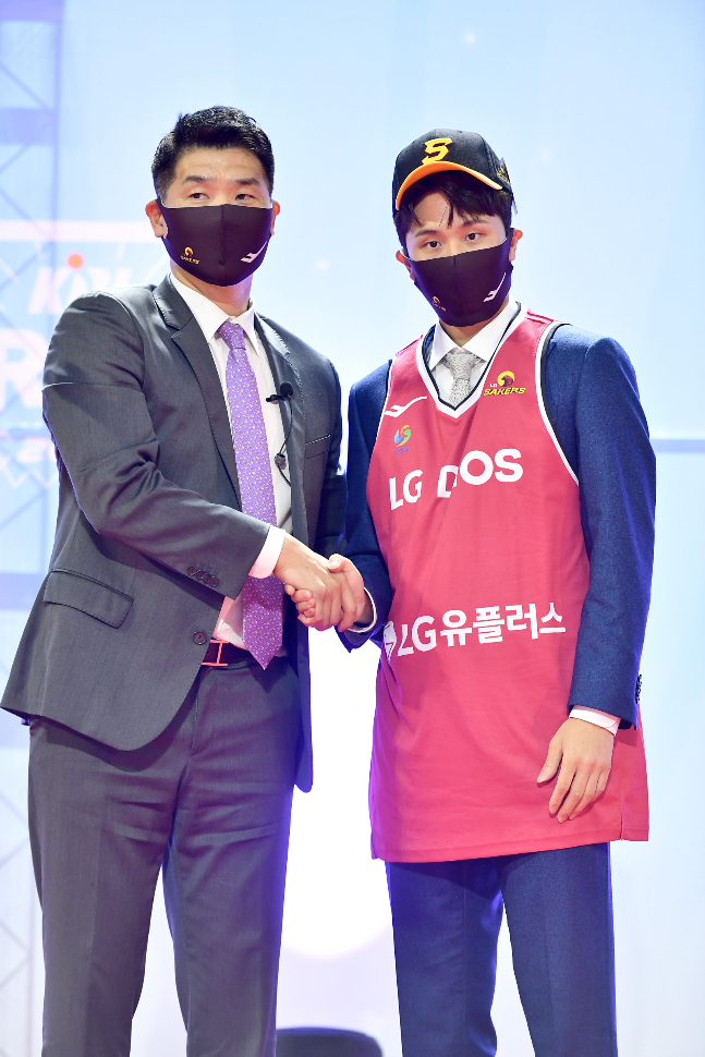 27일 서울 잠실학생체육관에서 열린 2022 KBL 국내신인선수 드래프트에서 전체 1순위로 창원 LG의 지명을 받은 양준석(오른쪽). /사진=KBL