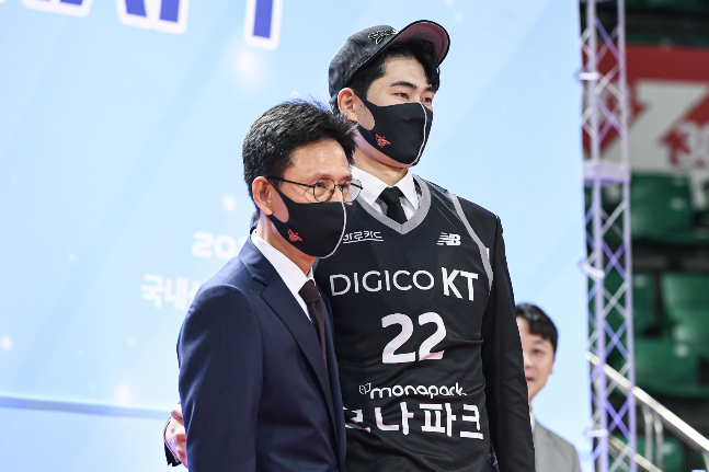 27일 서울 잠실학생체육관에서 열린 2022 KBL 국내신인선수 드래프트에서 전체 2순위로 수원 KT 지명을 받은 이두원(오른쪽). /사진=KBL