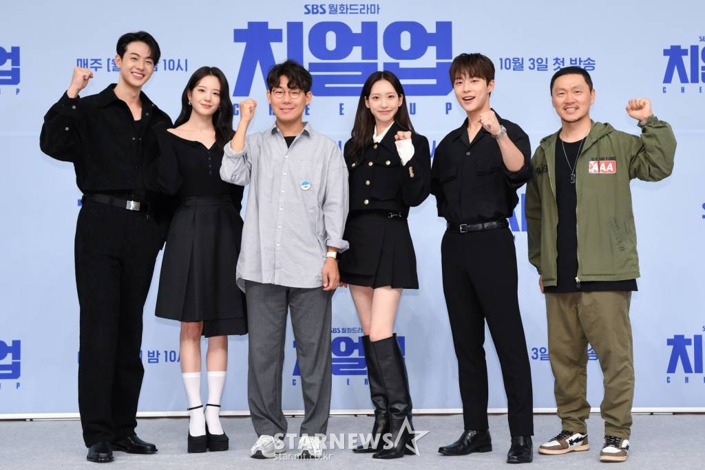 한태섭 PD(왼쪽 세번재), 배우 김현진, 장규리, 한지현, 배인혁, 양동근이 27일 오후 온라인으로 진행된 SBS 월화드라마 '치얼업' 제작발표회에 참석해 포즈를 취하고 있다. '치얼업'은 찬란한 역사를 뒤로 하고 망해가는 대학 응원단에 모인 청춘들의 뜨겁고 서늘한 캠퍼스 미스터리 로코 드라마다. 10월 3일 첫 방송. / 사진제공 = SBS /사진=김창현 기자 chmt@