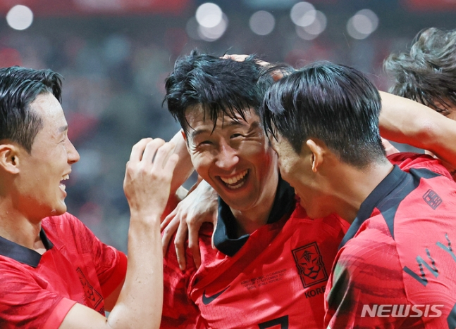손흥민(가운데)이 헤더 선제골을 터트린 뒤 기뻐하고 있다. /사진=뉴스1