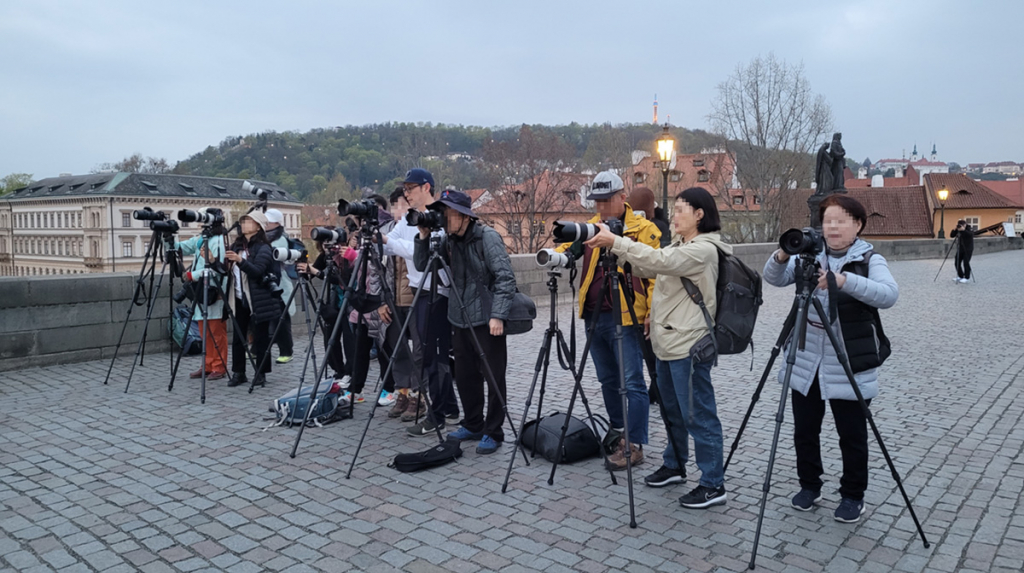 김경우 작가 동행 체코 출사여행 중 촬영 레슨 모습