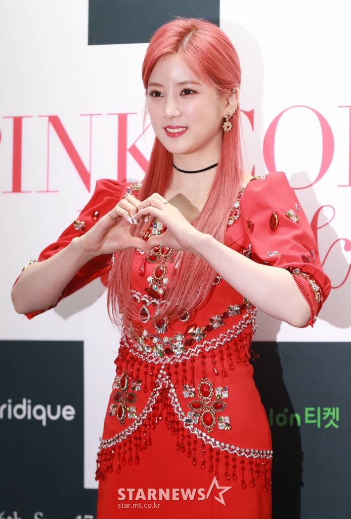 에이핑크 박초롱이 6일 오후 서울 송파구 올림픽공원 SK핸드볼경기자에서 열린 단독콘서트 '2019 PINK COLLECTION RED & WHITE'에 앞서 기자간담회에 참석해 포즈를 취하고 있다. /사진=이동훈 기자 photoguy@