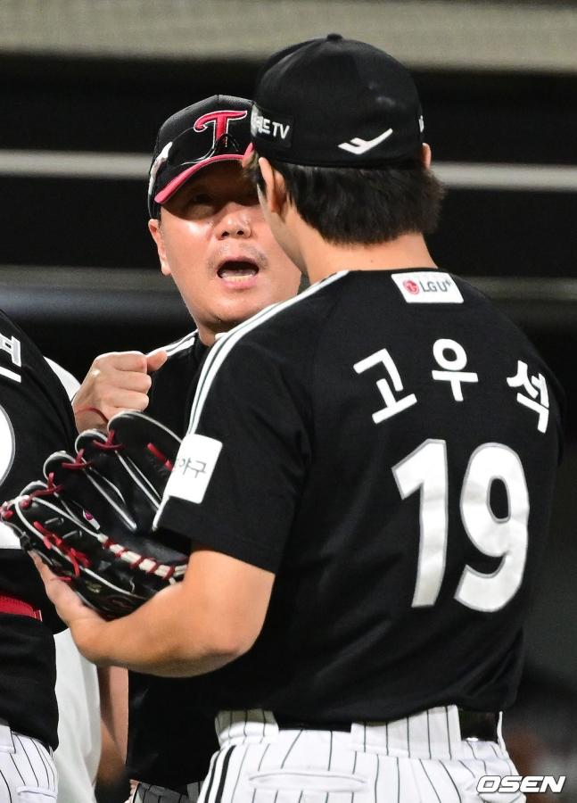 류지현(왼쪽) LG 감독과 고우석.