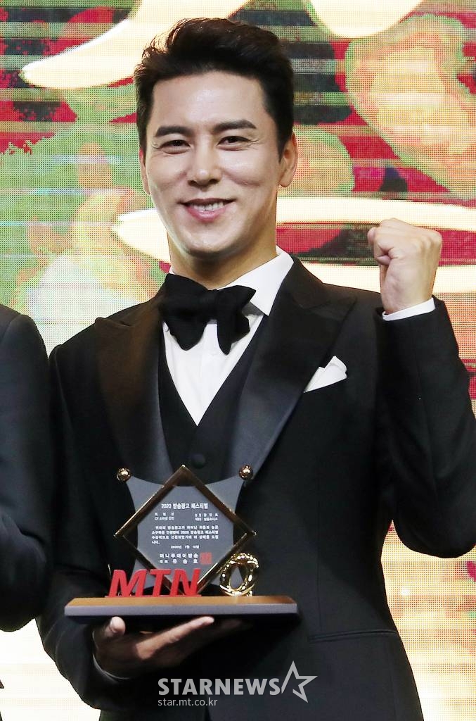 가수 장민호가 15일 오후 서울 영등포구 여의도동 글래드 호텔에서 열린 머니투데이방송 주최 '2020 MTN 방송광고 페스티벌' 시상식에서 CF스타 신인상을 수상한 뒤 기념촬영을 하고 있다. /사진=김창현 기자 chmt@