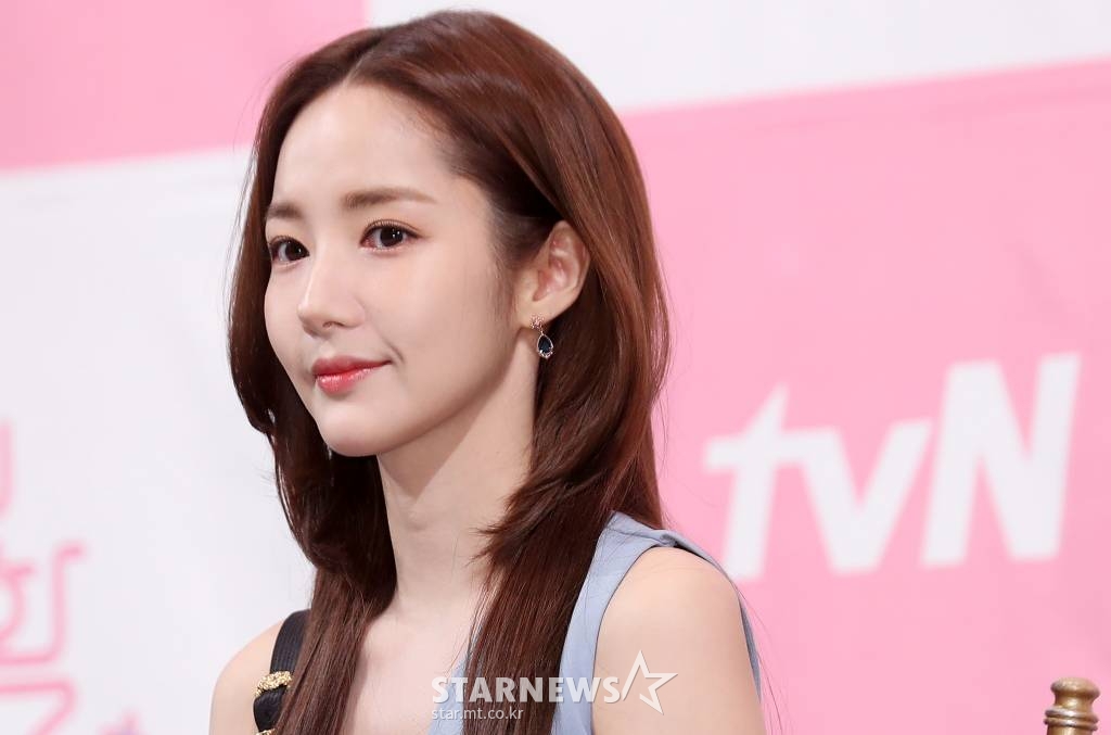 배우 박민영이 3일 오후 서울 강남구 논현동 임피리얼팰리스 호텔에서 진행된 tvN 새 수목드라마 '그녀의 사생활'(극본 김혜영, 연출 홍종찬) 제작발표회에 참석해 질의응답을 하고 있다. /사진=김휘선 기자 hwijpg@