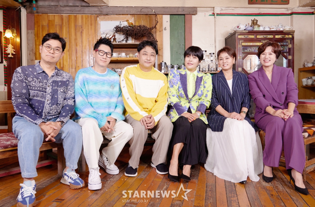 코미디언 김용만, 지석진, 김수용, 조혜련, 이경실, 박미선이 30일 오전 온라인 생중계로 진행된 TV조선 새 예능 '여행의 맛' 제작발표회에 참석해 포즈를 취하고 있다.  개그계 대표 30년 지기 '조동아리' 3인방과 매콤 입담의 원조 '센 언니' 3인방의 여행 리얼 버라이어티 '여행의 맛'은 오늘(30일) 첫 방송된다. /사진제공=TV조선 2022.09.30 /사진=이동훈 기자 photoguy@