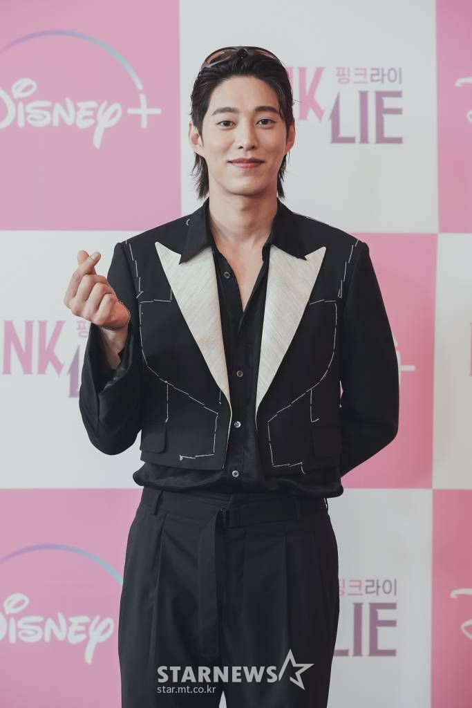 배우 송원석이 30일 오전 온라인 생중계로 진행된 디즈니+ '핑크 라이' 제작발표회에 참석해 포즈를 취하고 있다. 나를 있는 그대로의 나로 봐줄 진짜 사랑을 찾기 위해 거짓을 선택한 청춘남녀들의 '러브-라이' 연애 리얼리티 '핑크 라이'는 10월 5일 공개된다. /사진제공=디즈니+ 2022.09.30 /사진=이동훈 기자 photoguy@