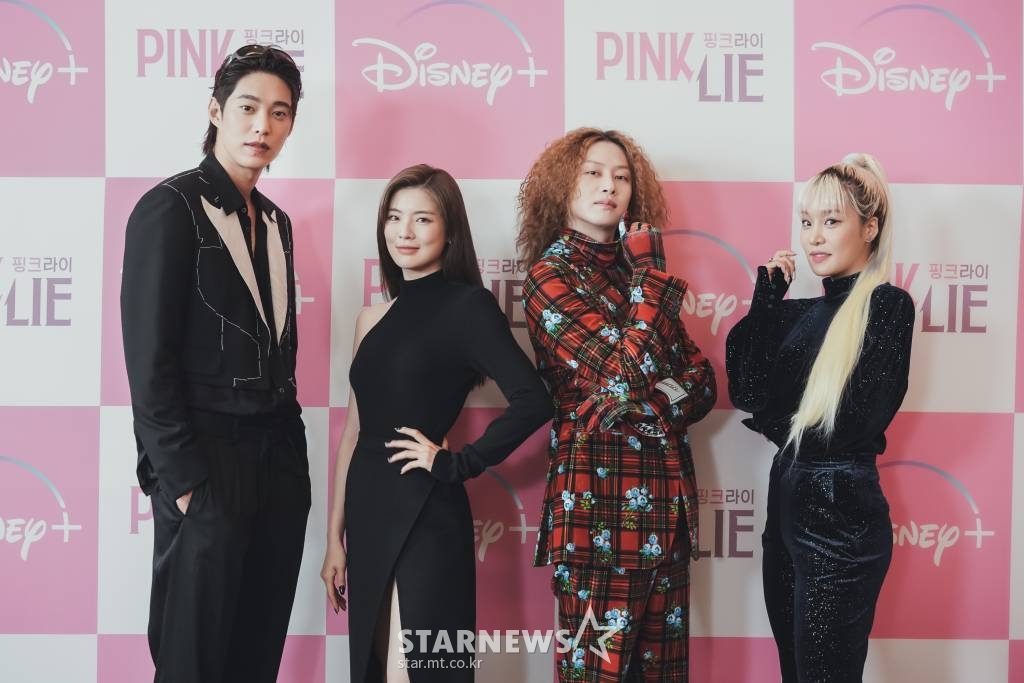 송원석, 이선빈, 김희철, 랄랄이 30일 오전 온라인 생중계로 진행된 디즈니+ '핑크 라이' 제작발표회에 참석해 포즈를 취하고 있다. 나를 있는 그대로의 나로 봐줄 진짜 사랑을 찾기 위해 거짓을 선택한 청춘남녀들의 '러브-라이' 연애 리얼리티 '핑크 라이'는 10월 5일 공개된다. /사진제공=디즈니+ 2022.09.30 /사진=이동훈 기자 photoguy@