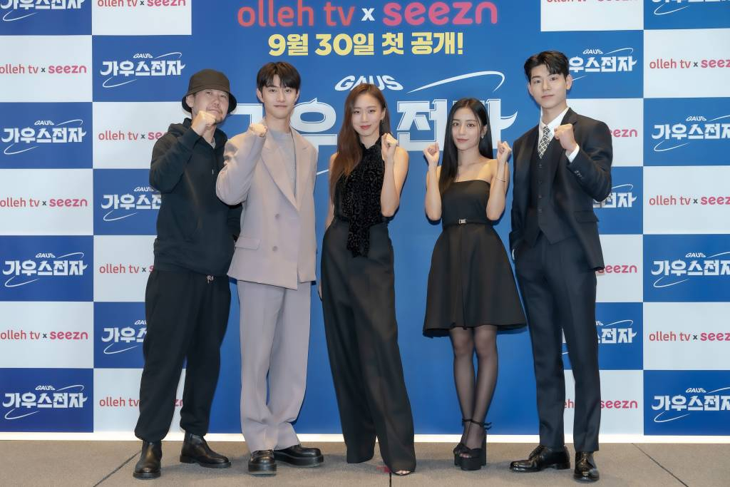 박준수 감독, 배우 곽동연, 고성희, 강민아, 배현성이 30일 오후 온라인으로 진행된 올레tv 오리지널 드라마 '가우스전자' 제작발표회에 참석해 포즈를 취하고 있다. '가우스전자'는 다국적 문어발 기업 '가우스전자' 내 대기 발령소라 불리는 생활가전본부 '마케팅3부' 청춘들이 사랑을 통해 오늘을 버텨내는 오피스 코믹 드라마다. 오는 30일 올레tv와 시즌, ENA채널을 통해 공개된다. / 사진제공 = 올레tv /사진=김창현 기자 chmt@