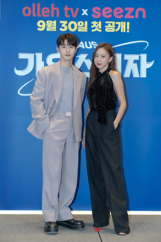 배우 곽동연, 고성희가 30일 오후 온라인으로 진행된 올레tv 오리지널 드라마 '가우스전자' 제작발표회에 참석해 포즈를 취하고 있다. '가우스전자'는 다국적 문어발 기업 '가우스전자' 내 대기 발령소라 불리는 생활가전본부 '마케팅3부' 청춘들이 사랑을 통해 오늘을 버텨내는 오피스 코믹 드라마다. 오는 30일 올레tv와 시즌, ENA채널을 통해 공개된다. / 사진제공 = 올레tv /사진=김창현 기자 chmt@