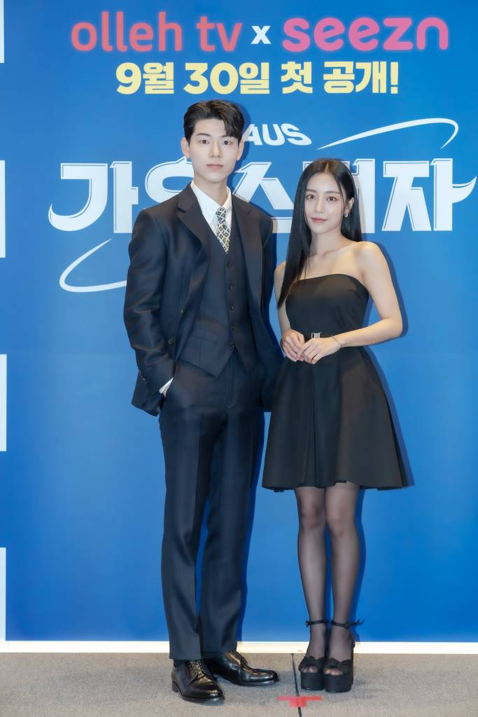 배우 배현성, 강민아가 30일 오후 온라인으로 진행된 올레tv 오리지널 드라마 '가우스전자' 제작발표회에 참석해 포즈를 취하고 있다. '가우스전자'는 다국적 문어발 기업 '가우스전자' 내 대기 발령소라 불리는 생활가전본부 '마케팅3부' 청춘들이 사랑을 통해 오늘을 버텨내는 오피스 코믹 드라마다. 오는 30일 올레tv와 시즌, ENA채널을 통해 공개된다. / 사진제공 = 올레tv /사진=김창현 기자 chmt@