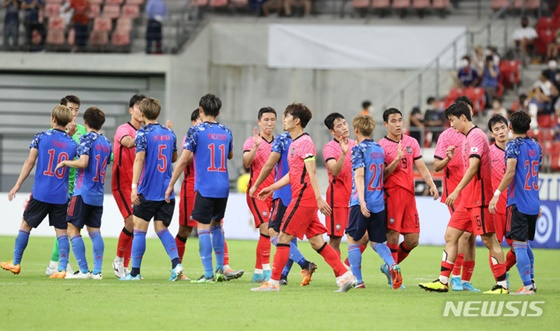 지난 7월에 열린 동아시안컵 결승. 한국 축구대표팀(빨간색 유니폼)과 일본 축구대표팀. /사진=뉴시스 제공